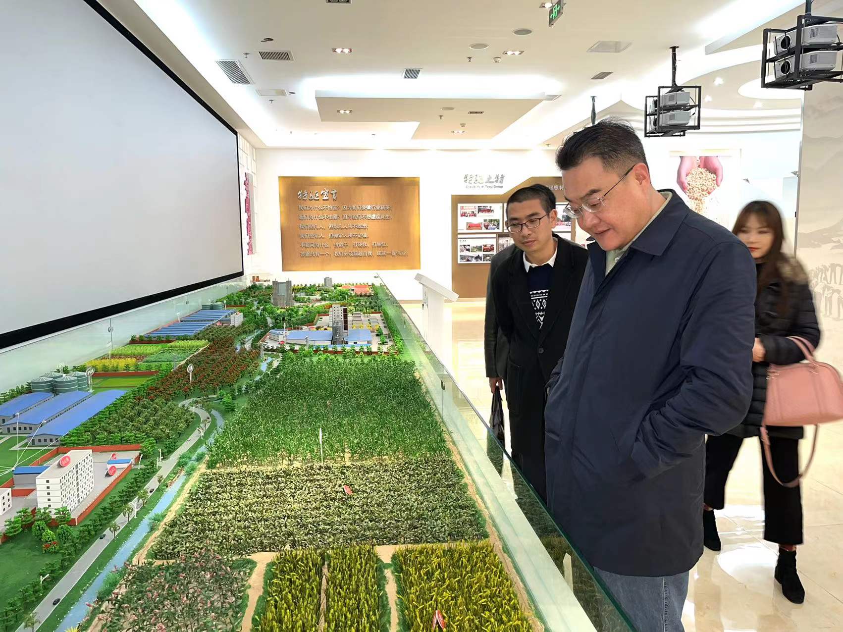 力爭一季度“開門紅”——鄧華赴通威集團、特驅(qū)集團考察交流